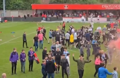Imagini incredibile in Anglia. 2500 de fani au invadat terenul dupa 16 penalty-uri