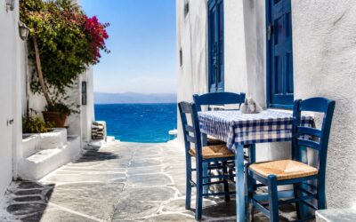 Cinci gesturi obișnuite care pot crea neînțelegeri în vacanța din Grecia