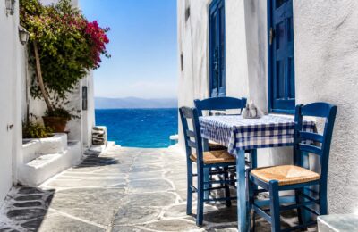 Cinci gesturi obișnuite care pot crea neînțelegeri în vacanța din Grecia