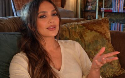 Jennifer Lopez a readus cureaua corset în centrul unui look all black purtat la Paris