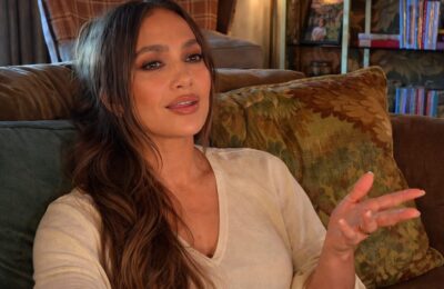 Jennifer Lopez a readus cureaua corset în centrul unui look all black purtat la Paris
