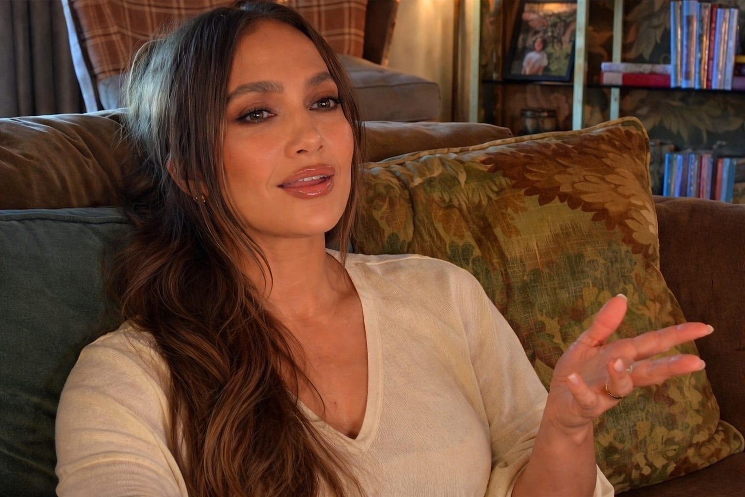 Jennifer Lopez a readus cureaua corset în centrul unui look all black purtat la Paris