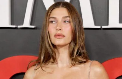 Metoda în doi pași arătată de Hailey Bieber pentru un aspect mai odihnit al zonei de sub ochi