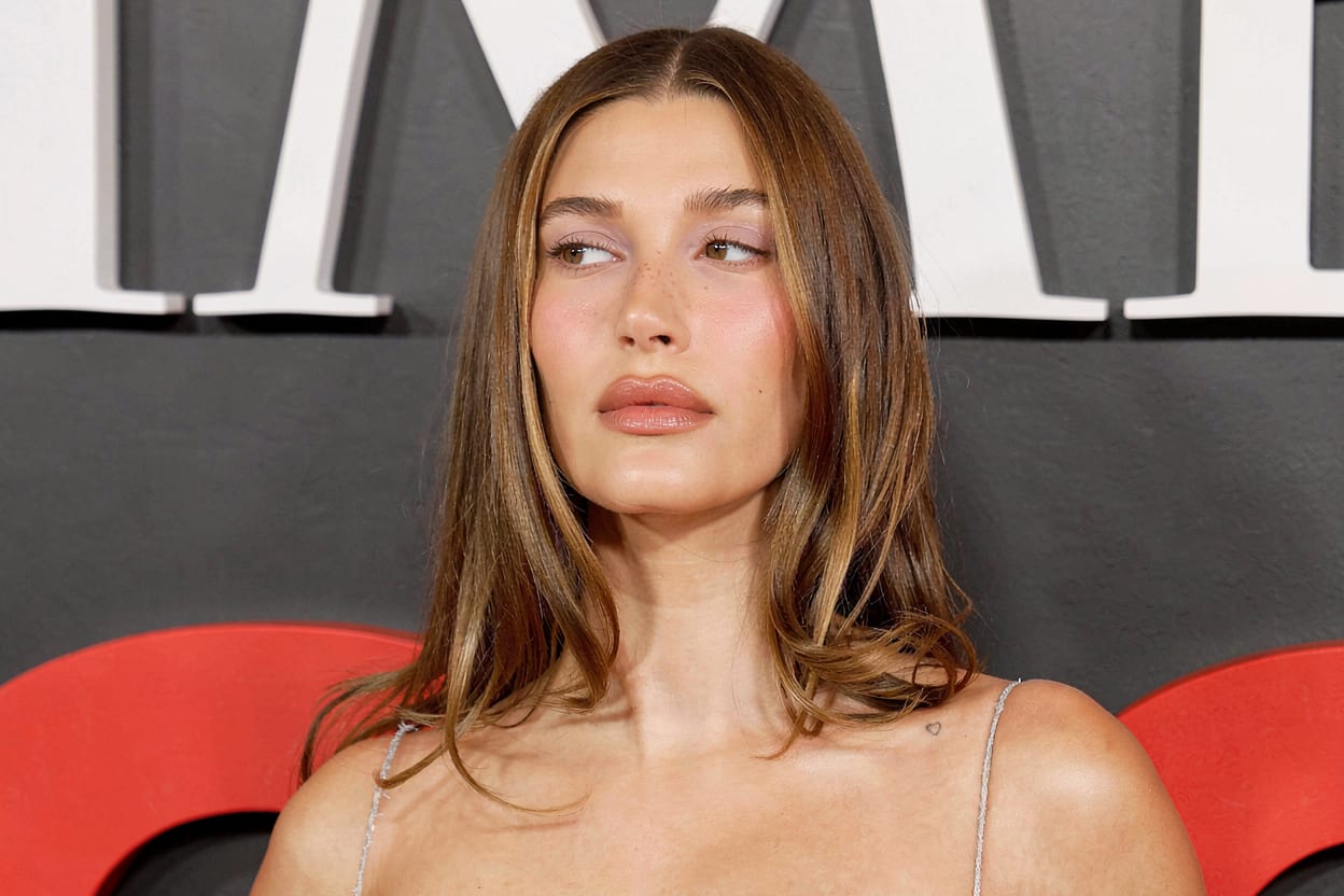 Metoda în doi pași arătată de Hailey Bieber pentru un aspect mai odihnit al zonei de sub ochi