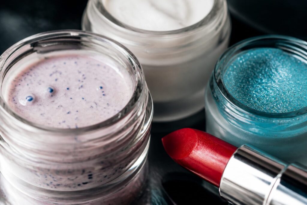 Produsele cosmetice cu microplastice pot rămâne legal la raft până la 16 octombrie 2035