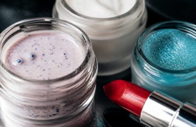 Produsele cosmetice cu microplastice pot rămâne legal la raft până la 16 octombrie 2035