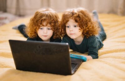 Telefonul, tableta și televizorul pot lua din somnul, atenția și imaginația copilului