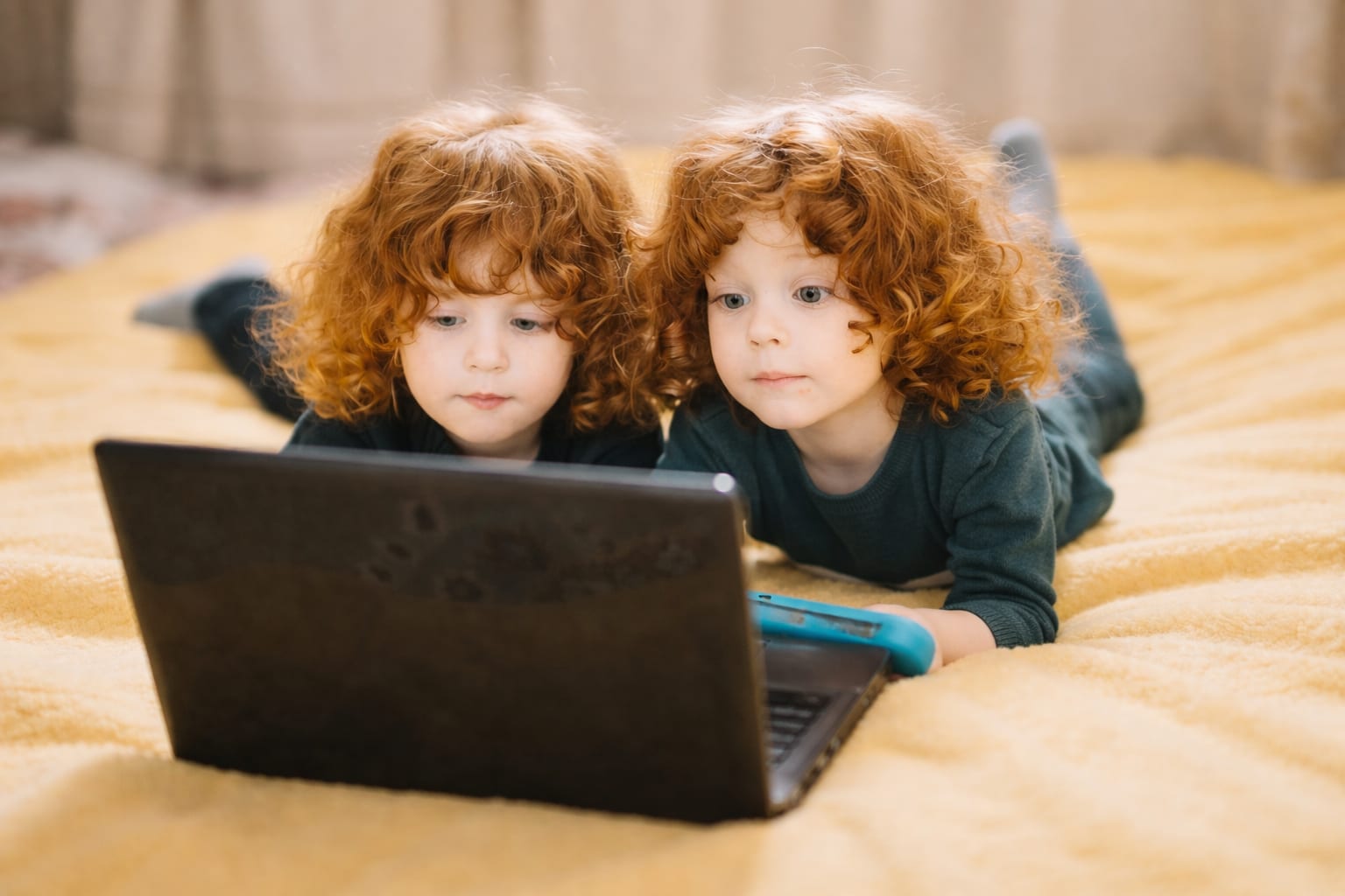 Telefonul, tableta și televizorul pot lua din somnul, atenția și imaginația copilului