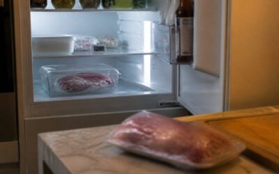 De ce nu e bine să lași carnea la dezghețat pe blat și ce metode sigure ai la îndemână