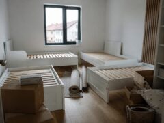 Deea Maxer și Constantin Cataramă s-au mutat într-o casă nouă pentru familia lor cu patru copii