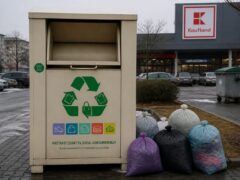 Hainele vechi nu se mai aruncă la gunoiul menajer din 1 ianuarie 2025