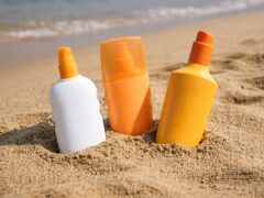 Un dermatolog explică de ce hainele și umbra sunt mai importante decât crema cu SPF