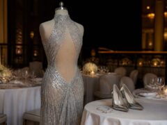 Alix Earle a atras reacțiile fanilor cu o rochie Gucci argintie la cina „Caring for Women”