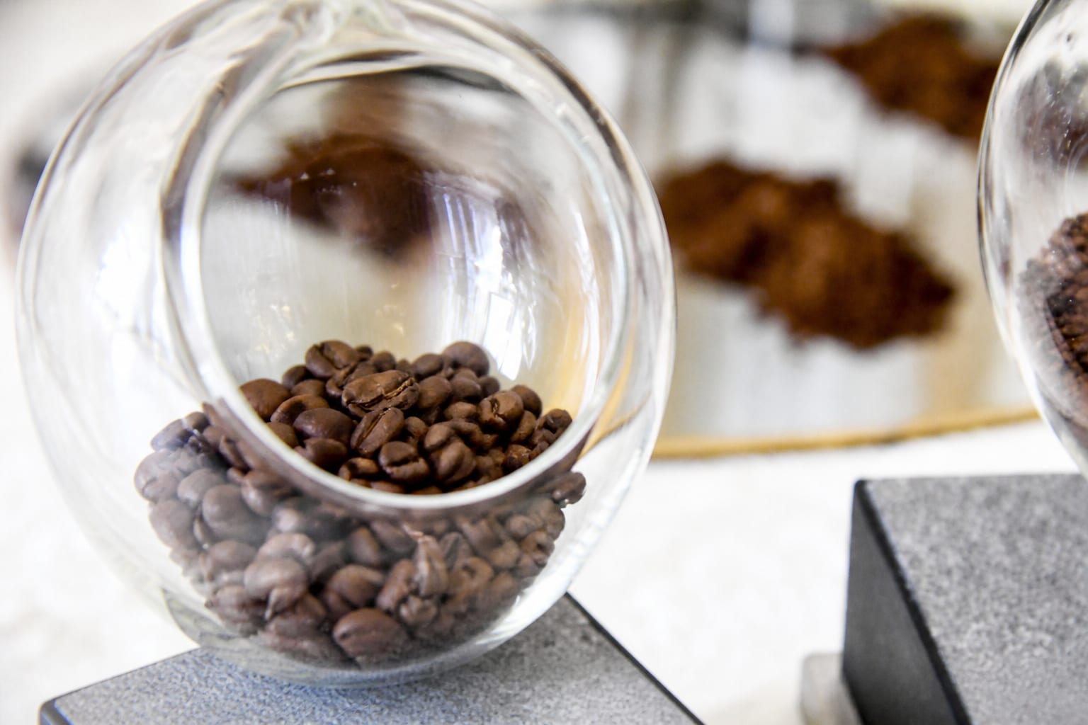 Boabe de cafea prajite intr-un recipient de sticla
