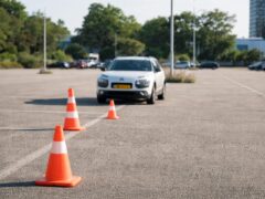 Candidații la permisul auto categoria B ar putea executa patru manevre obligatorii pe traseu