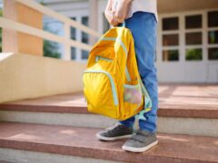 Greutatea ghiozdanului poate afecta spatele copilului. Semnele la care să fii atent