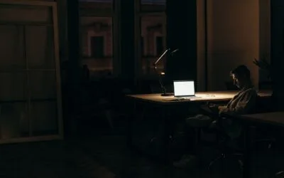 Studiul care leagă joburile compatibile cu munca la distanță de izolare îi vizează mai ales pe cei care locuiesc singuri