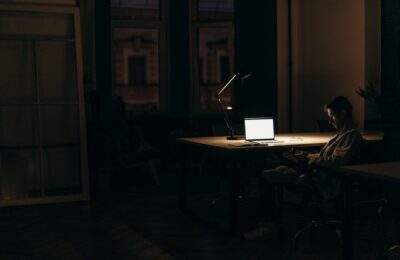 Studiul care leagă joburile compatibile cu munca la distanță de izolare îi vizează mai ales pe cei care locuiesc singuri