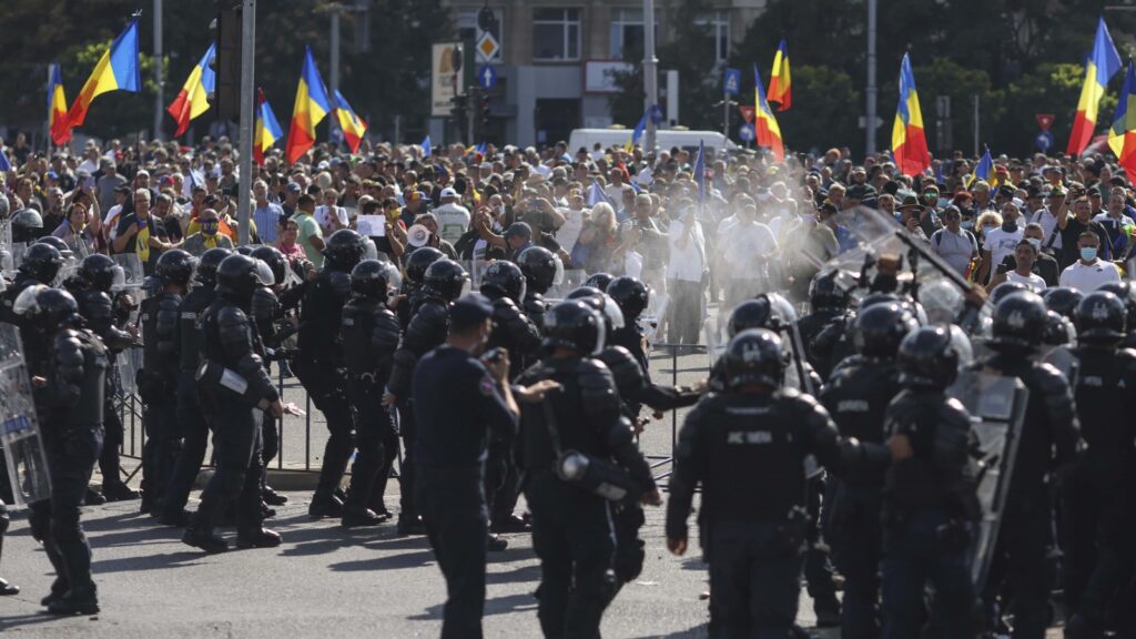 Zece persoane, vizate de măsuri preventive după violențele de la protestul oierilor din Piața Victoriei