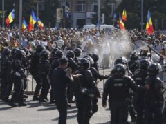 Zece persoane, vizate de măsuri preventive după violențele de la protestul oierilor din Piața Victoriei