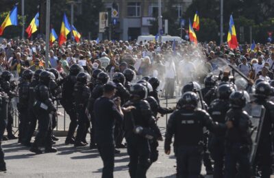 Zece persoane, vizate de măsuri preventive după violențele de la protestul oierilor din Piața Victoriei