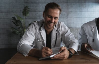 Terapia prin râs poate ajuta pacienții cu BPOC. Ce arată studiul și de ce nu înlocuiește tratamentul