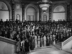 Ultimul bal imperial al Rusiei țariste s-a ținut în două etape, cu haine de boieri și bijuterii Cartier