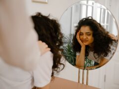 Afirmațiile foarte pozitive pot face rău când stima de sine este scăzută. Ce ajută în locul sloganurilor