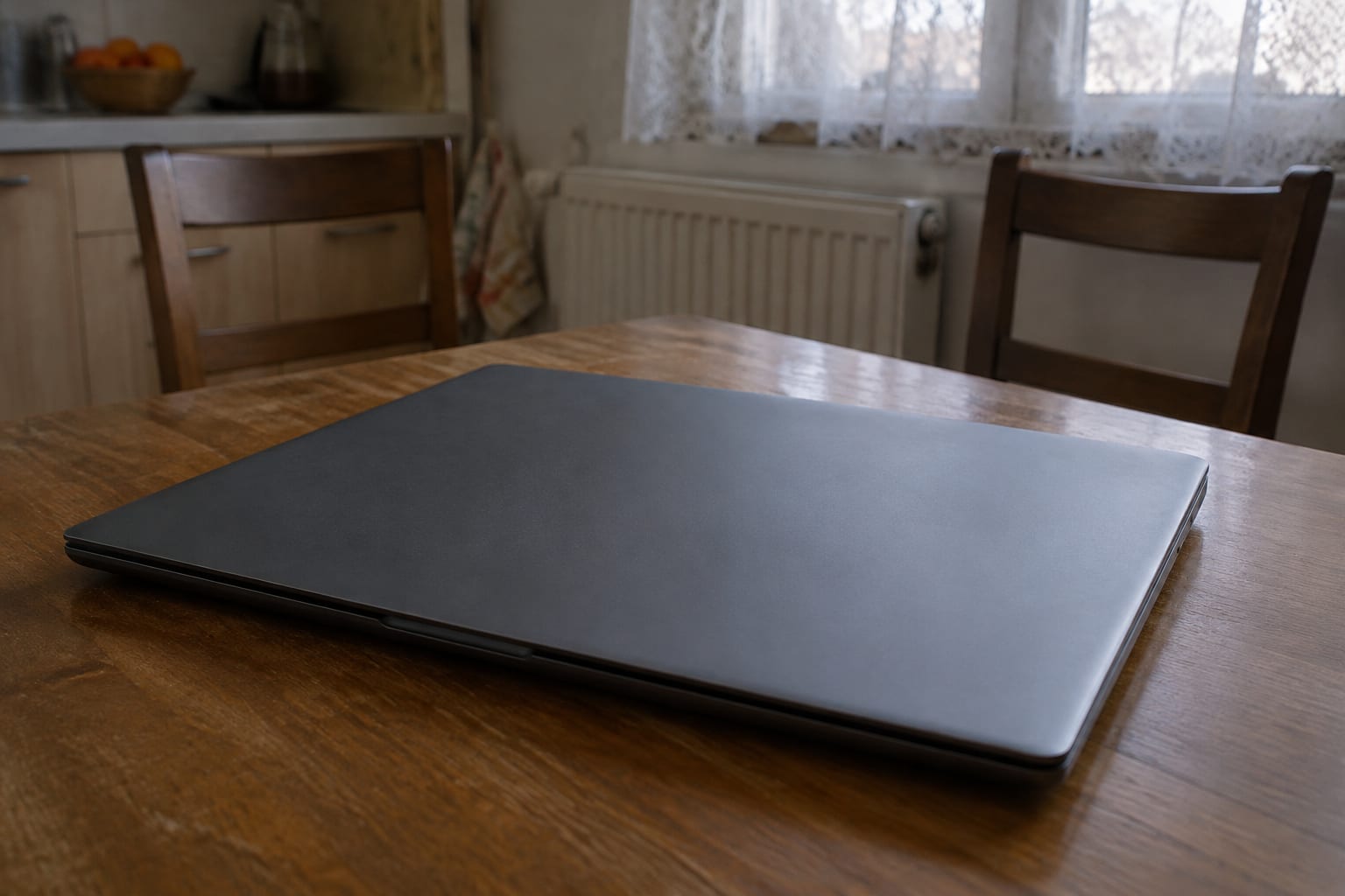Laptop pe o masă