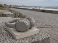 De ce atrag cluburile de plimbare cu cărți audio oameni care vor companie fără obligația de a conversa