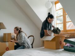 Despărțiți, dar în aceeași casă din lipsă de bani. Cum poate fi organizată perioada până la mutare