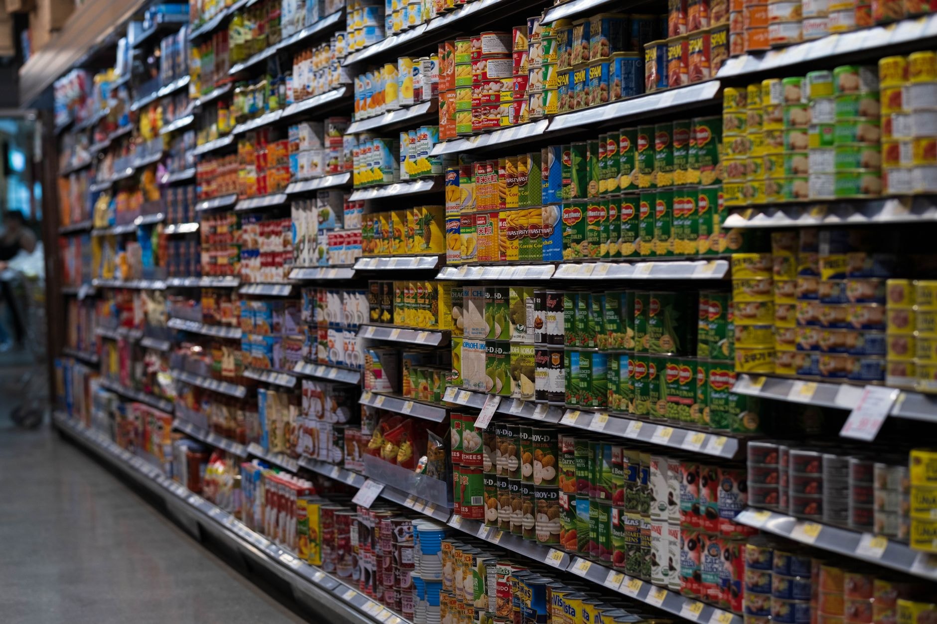 Rafturi cu produse alimentare diverse