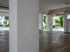 Ce se poate face când un străin pare să urmărească pe cineva în public și când filmarea adaugă un risc