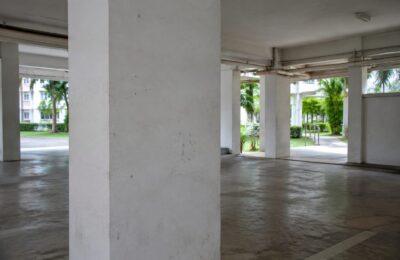 Ce se poate face când un străin pare să urmărească pe cineva în public și când filmarea adaugă un risc