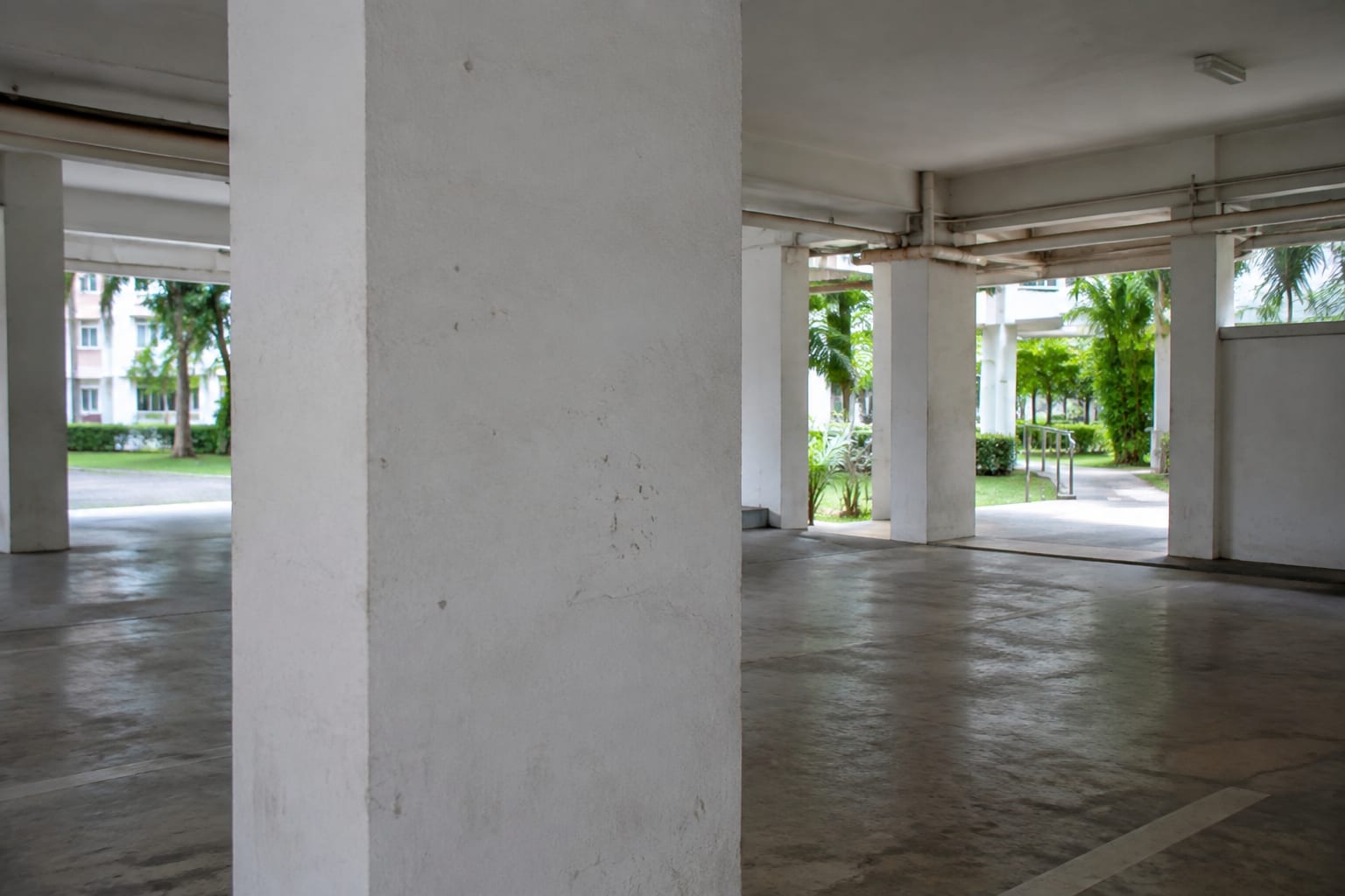 Parcare goală sub bloc în Singapore